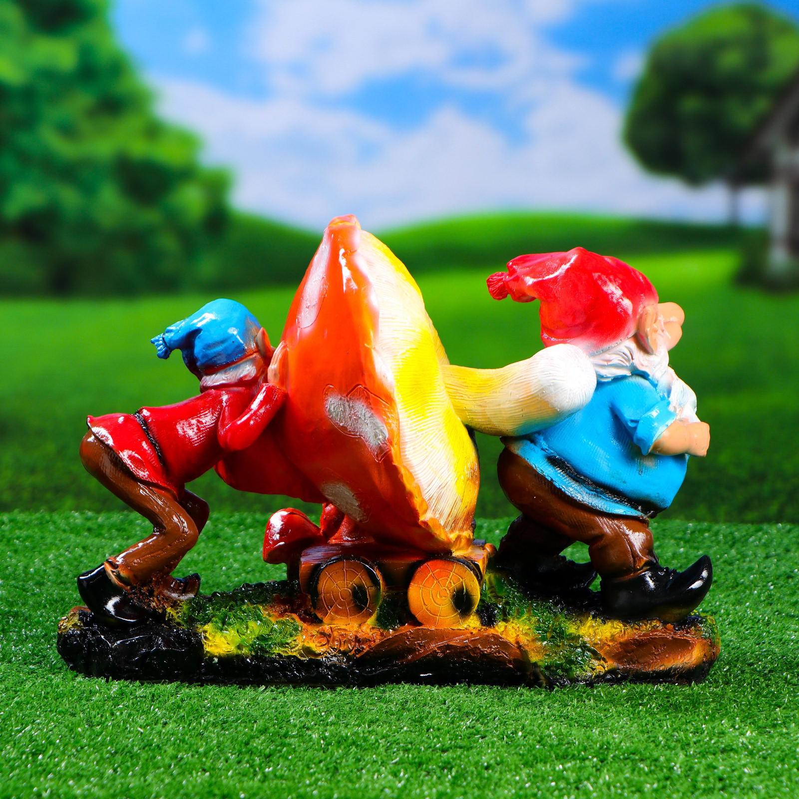 Фигура садовая гном с бревнами. Музей садовых гномов в германии. Садовые фигурки два гнома. Гномик для сада. Гном гарден.